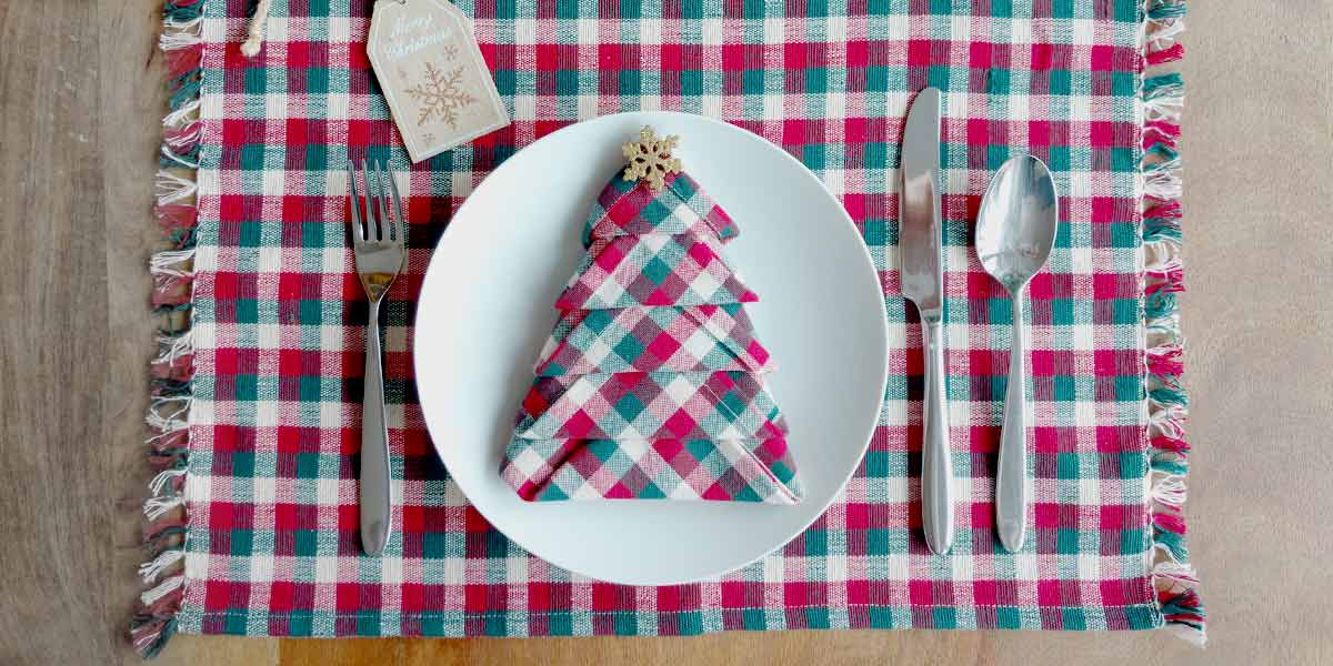 Pliez vos serviettes de table en forme de sapin | Image